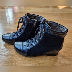 Earthies Limburg Booties, size 6